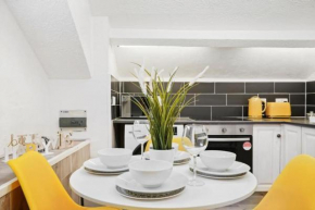 The Bayford Hub - Classy Spacious Studio Flat